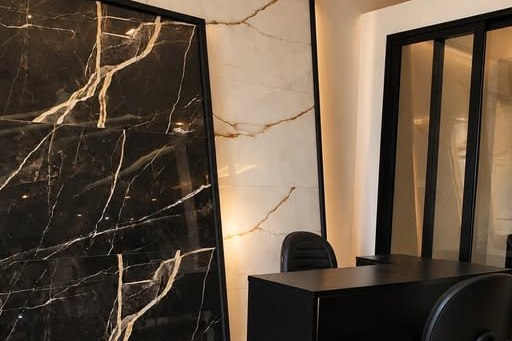 Porcelanato marmorizado preto em ambiente